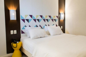Отель Master Express Moinhos de Vento Hotel & Coliving  Порту-Алегри